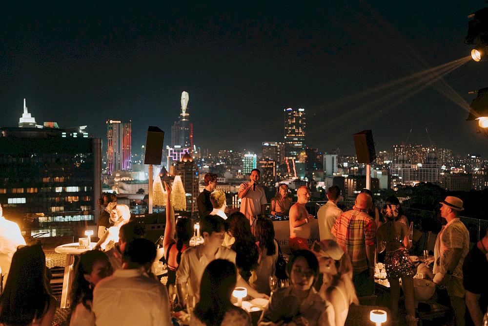 Everyone was immersed in the most vibrant music and enjoyed the most bustling moment 